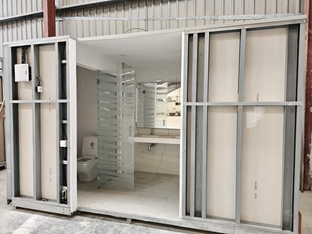 baños industrializado amplio